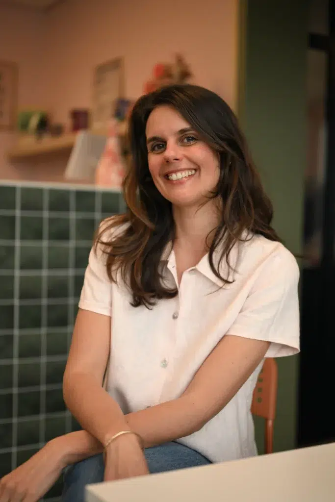 louise poulin, prof d'anglais pour entrpreneurs à Toulouse assise avec haut blanc